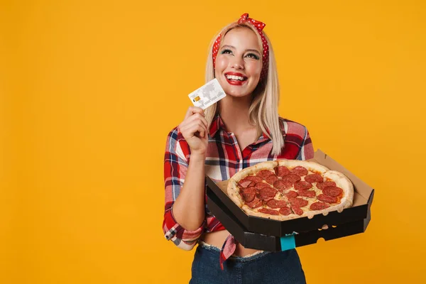 Imagem Menina Pinup Encantador Feliz Posando Com Cartão Crédito Pizza — Fotografia de Stock