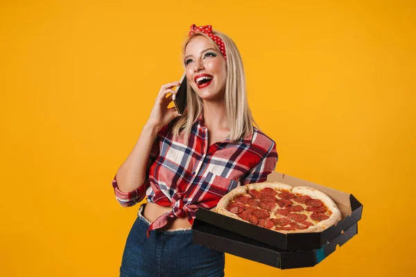 Imagem Menina Pinup Encantador Alegre Falando Celular Enquanto Segurando Pizza — Fotografia de Stock