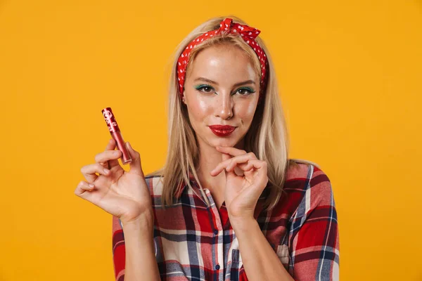 Bild Von Erfreut Charmante Pinup Mädchen Posiert Mit Lipgloss Isoliert — Stockfoto