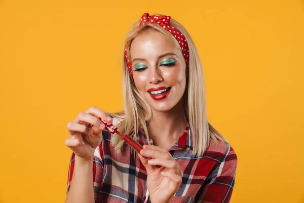 Afbeelding Van Tevreden Charmante Pinup Meisje Met Behulp Van Lipgloss — Stockfoto