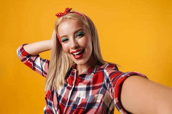 Obrázek Veselé Krásné Pinup Dívka Usmívá Při Fotografování Selfie Izolované — Stock fotografie