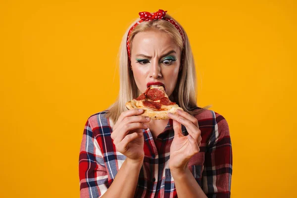 Imagen Niña Pinup Encantadora Descontenta Haciendo Muecas Mientras Come Pizza — Foto de Stock