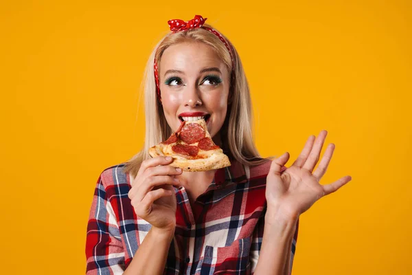 Imagem Menina Pinup Encantador Feliz Sorrindo Enquanto Come Pizza Isolada — Fotografia de Stock