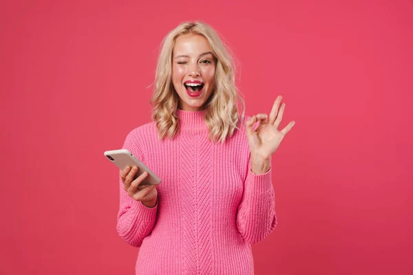 Immagine Felice Ragazza Bionda Con Telefono Cellulare Ammiccante Mostrando Segno — Foto Stock