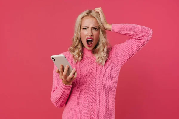 Imagen Chica Rubia Furiosa Gritando Mientras Sostiene Teléfono Móvil Aislado — Foto de Stock