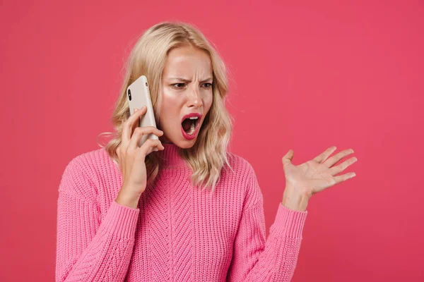 Imagen Chica Rubia Furiosa Gritando Mientras Habla Teléfono Móvil Aislado — Foto de Stock