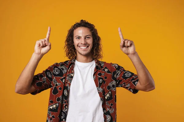 Photo Joyful Handsome Guy Smiling Pointing Fingers Upward Isolated Yellow — Stock fotografie