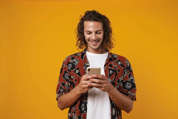 Beeld Van Vrolijke Jongeman Met Behulp Van Mobiele Telefoon Glimlachend — Stockfoto