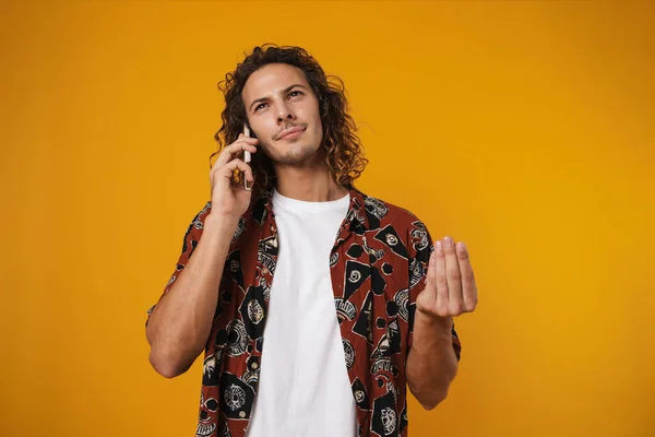 Bild Eines Denkenden Jungen Mannes Der Mit Dem Handy Telefoniert — Stockfoto