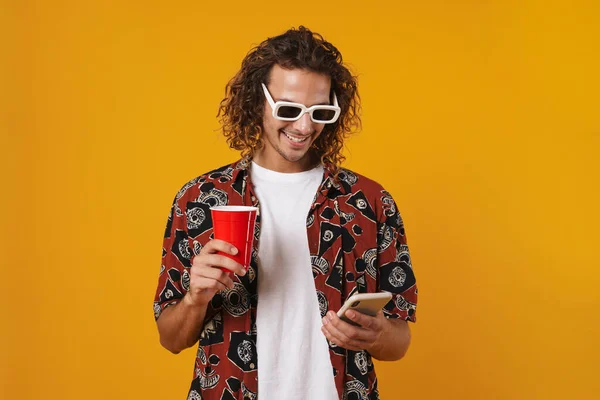 Bild Eines Fröhlichen Jungen Mannes Brille Mit Plastikbecher Und Handy — Stockfoto