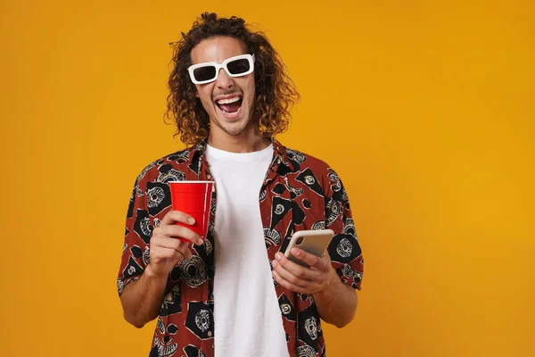 Bild Eines Aufgeregten Jungen Mannes Brille Mit Plastikbecher Und Handy — Stockfoto