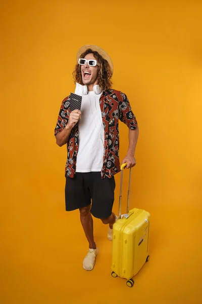 배경에 여권과 가방을 선글라스를 청년의 — 스톡 사진