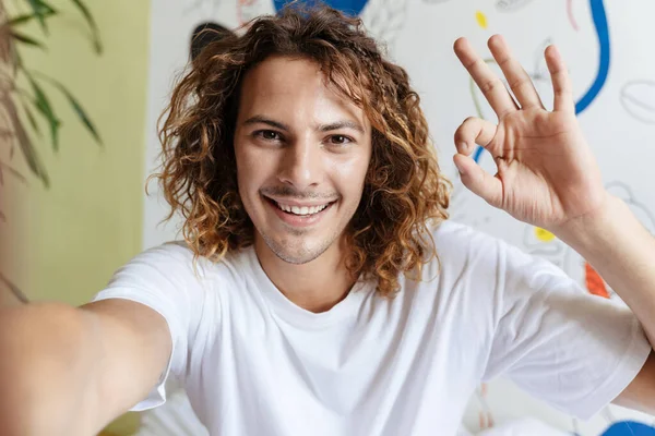 Kaukasische Schöne Lächelnde Kerl Gestikuliert Zeichen Und Selfie Hause — Stockfoto