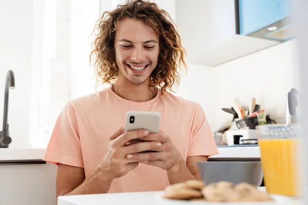 Vit Stilig Leende Kille Som Använder Mobiltelefon Medan Äter Frukost — Stockfoto