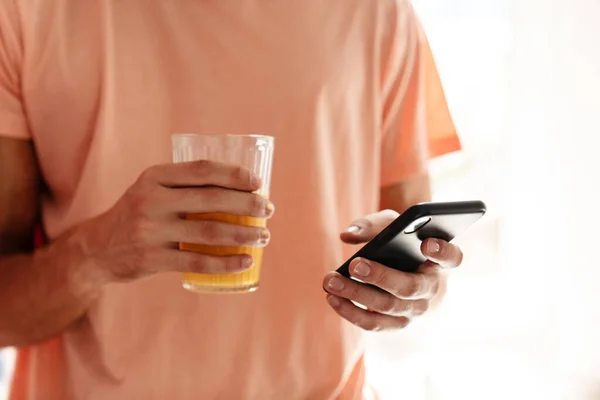 Caucásico Joven Chico Usando Celular Mientras Beber Jugo Casa — Foto de Stock