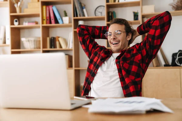 Bello Ragazzo Soddisfatto Occhiali Sbadigliare Mentre Lavora Con Computer Portatile — Foto Stock