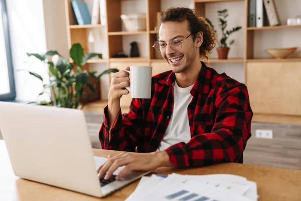 Schöner Lächelnder Typ Mit Brille Der Kaffee Trinkt Während Büro — Stockfoto