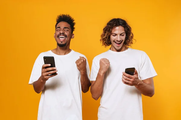 Spännande Mångkulturella Två Killar Som Använder Smartphones Och Göra Vinnaren — Stockfoto