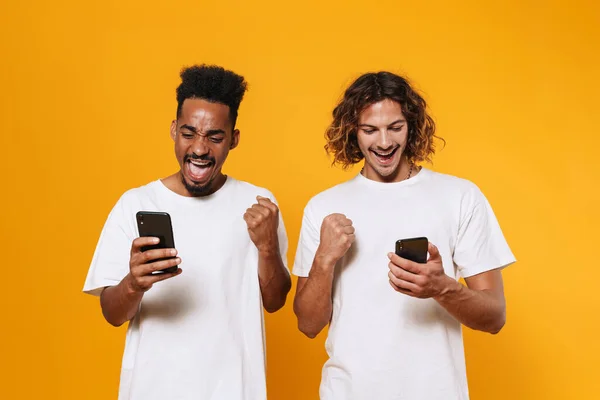 Opgewonden Multiculturele Twee Jongens Met Behulp Van Smartphones Het Maken — Stockfoto