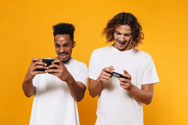 Excité Multiculturel Deux Gars Jouer Des Jeux Ligne Sur Les — Photo