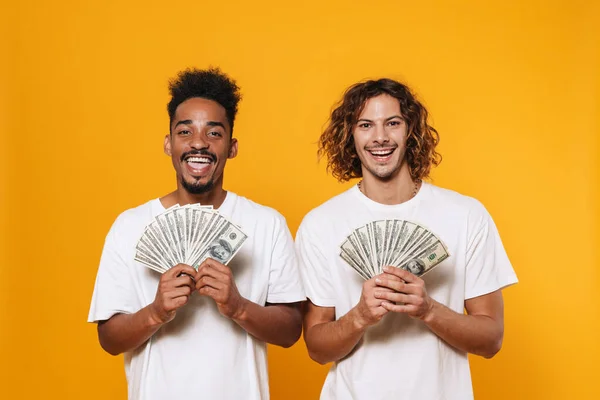 Feliz Multicultural Dois Caras Sorrindo Posando Com Dólares Isolados Sobre — Fotografia de Stock