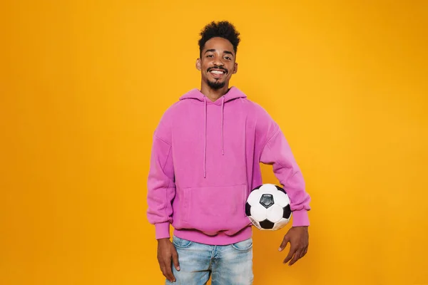 Feliz Africano Americano Chico Sonriendo Mientras Posando Con Fútbol Aislado — Foto de Stock