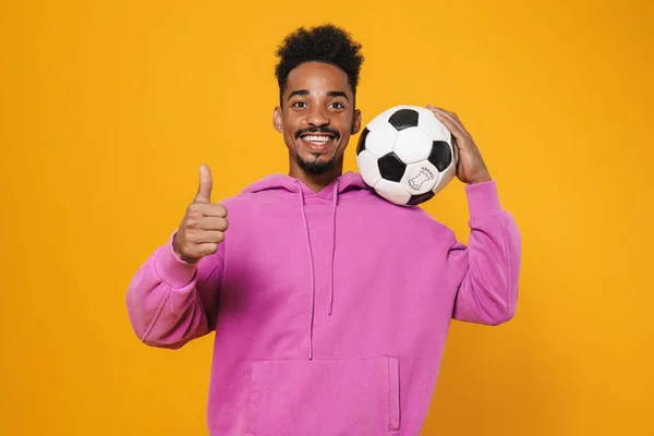 Feliz Afro Americano Cara Mostrando Polegar Para Cima Enquanto Posando — Fotografia de Stock