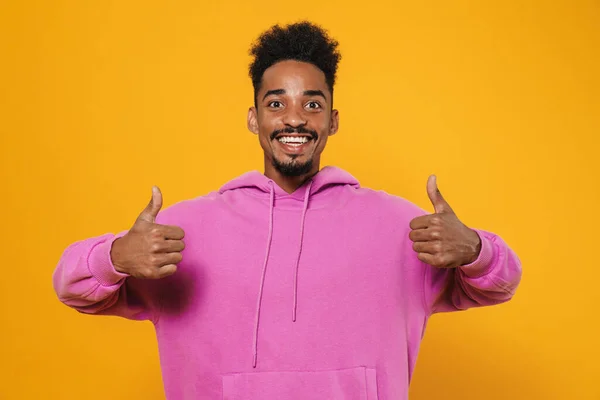 Glücklicher Afrikanisch Amerikanischer Kerl Zeigt Daumen Hoch Und Lächelt Isoliert — Stockfoto