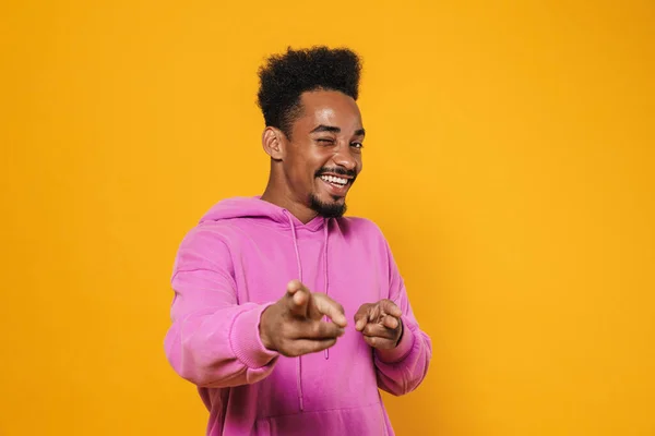 Šťastný Africký Američan Ukazuje Prsty Kameru Mrkání Izolované Přes Žluté — Stock fotografie