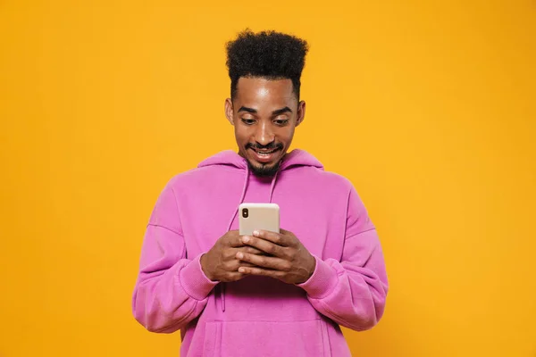 Vrolijke Afrikaanse Amerikaanse Man Glimlachen Met Behulp Van Mobiele Telefoon — Stockfoto