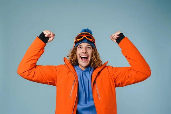 Guapo Deportista Emocionado Haciendo Gesto Ganador Cámara Aislado Sobre Fondo — Foto de Stock