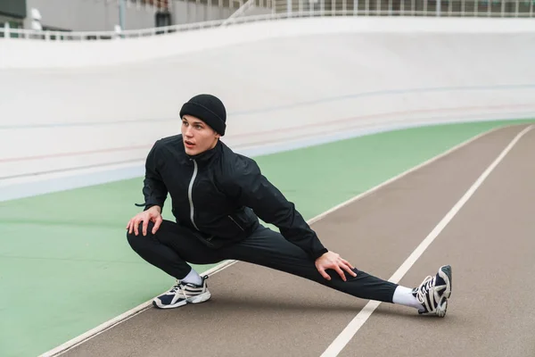 Hombre Joven Confiado Calentándose Antes Correr Estadio — Foto de Stock