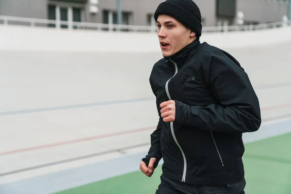 Hübscher Sportler Läuft Beim Training Stadion Unter Freiem Himmel — Stockfoto