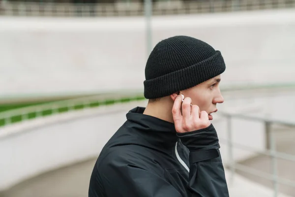 Knappe Atletische Sportman Die Muziek Luistert Met Een Oortelefoon Terwijl — Stockfoto
