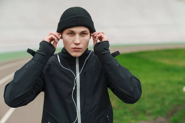 Esportista Atlético Bonito Ouvir Música Com Fones Ouvido Enquanto Trabalhava — Fotografia de Stock