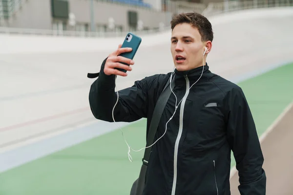 Jovem Esportista Caucasiano Fones Ouvido Tirando Selfie Celular Estádio Livre — Fotografia de Stock