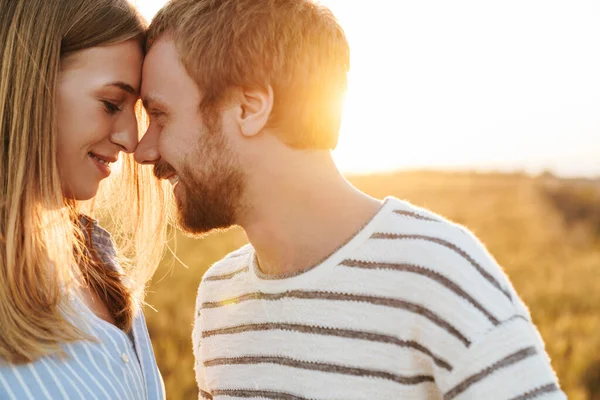 Bild Eines Jungen Fröhlich Liebenden Paares Das Gemeinsam Draußen Auf — Stockfoto