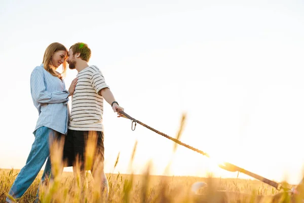 Imagem Jovem Casal Sorrindo Amoroso Caminhando Com Cão Fora Campo — Fotografia de Stock