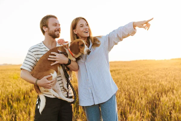 Beeld Van Optimistisch Gelukkig Jong Liefdevol Paar Wandelen Met Hond — Stockfoto