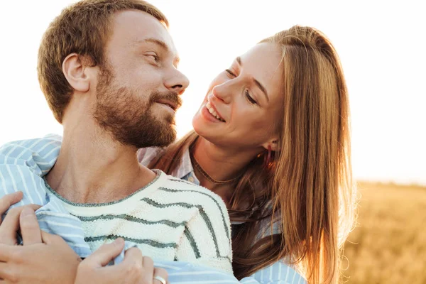 Imagen Una Joven Feliz Alegre Pareja Enamorados Caminando Juntos Campo — Foto de Stock