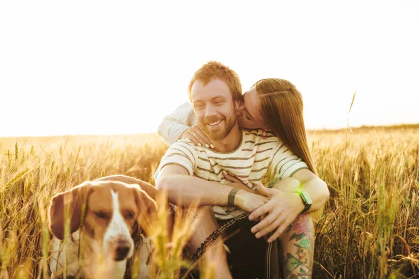 Imagem Jovem Feliz Alegre Casal Amoroso Abraçando Fora Campo Perto — Fotografia de Stock