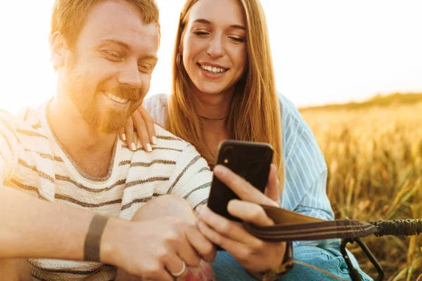 Bild Eines Jungen Fröhlich Verliebten Paares Das Sein Handy Draußen — Stockfoto