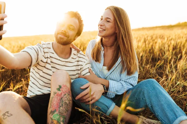 Foto Eines Jungen Glücklich Verliebten Paares Das Draußen Auf Dem — Stockfoto