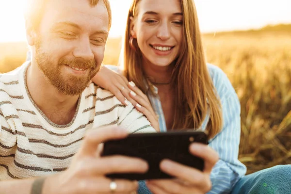 Bild Eines Jungen Glücklichen Positiv Liebenden Paares Das Sein Handy — Stockfoto