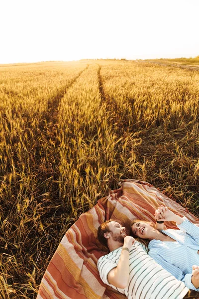 Imagem Jovem Casal Amoroso Incrível Deitado Junto Lado Fora Campo — Fotografia de Stock