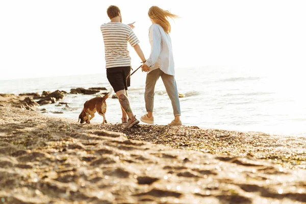 Foto Ett Ungt Fantastiskt Kärleksfullt Par Med Hund Ute Stranden — Stockfoto