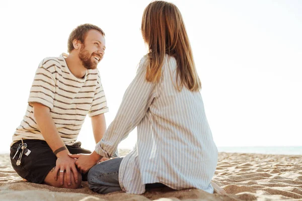 Bild Eines Jungen Glücklich Verliebten Paares Das Draußen Strand Sitzt — Stockfoto