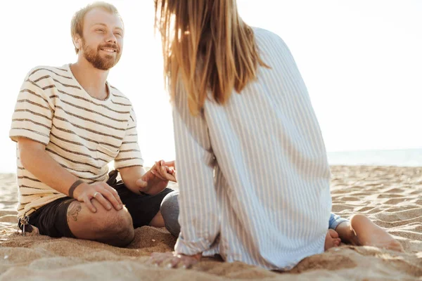 Bild Eines Jungen Glücklich Verliebten Paares Das Draußen Strand Sitzt — Stockfoto