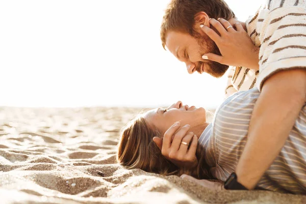 Bild Eines Jungen Positiv Liebenden Paares Das Draußen Strand Liegt — Stockfoto