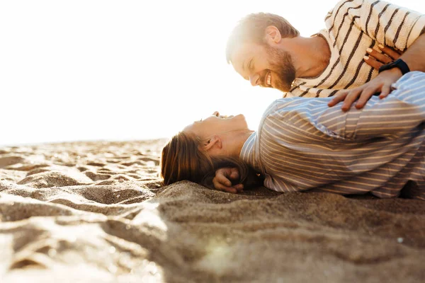 Foto Eines Jungen Glücklich Verliebten Paares Das Draußen Strand Liegt — Stockfoto